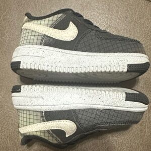 Nike Kids Sneakers in Gray and Cream
